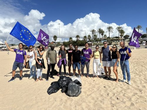 Group of JCI Portugal members at Carcavelos Beach